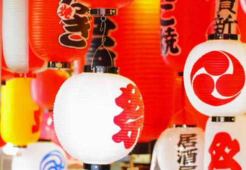 和紙製のたくさんの提灯が飾られている店頭 和紙製のたくさんの提灯が飾られている店頭の写真