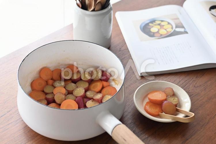 にんじんとさつまいものグラッセ さつまいも,食事,甘煮の写真素材