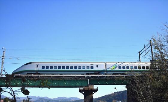 まもなく引退E3系銀つば秋の空で e3系,つばさ号,銀つばの写真素材