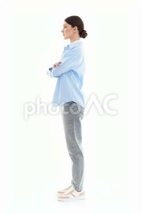 腕組みをして立つ横向き女性 女性,腕組み,真顔の写真素材