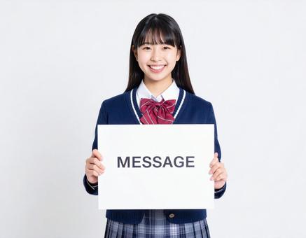 「メッセージ」と書いたボードをもつ若者 「メッセージ」と書いたボードをもつ若者の写真