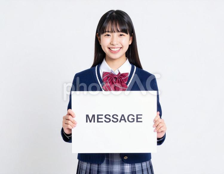 「メッセージ」と書いたボードをもつ若者 メッセージ,ボード,フリップの写真素材