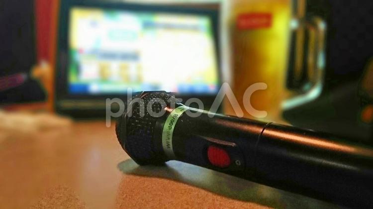カラオケのマイクとビール カラオケ,ビール,マイクの写真素材