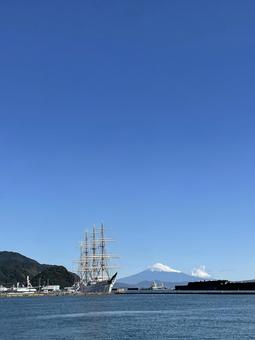 焼津漁港 富士山と帆船 焼津漁港 富士山と帆船の写真