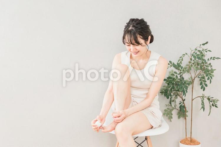 ペディキュア・ネイルオイルを塗る女性 フットネイル,ペディキュア,マニキュアの写真素材