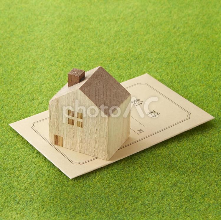 給料に重くのしかかる住宅ローン - No: 33715697｜写真素材なら「写真AC」無料（フリー）ダウンロードOK