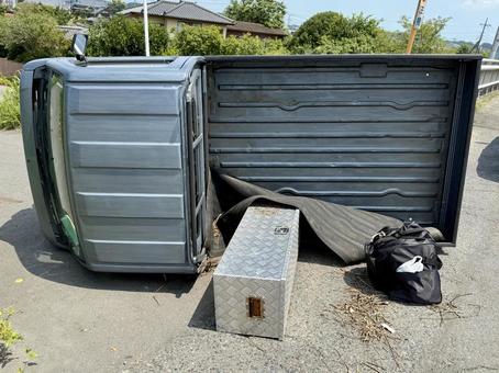 横転した軽トラックと散乱した荷物 自動車事故,軽自動車,衝突の写真素材