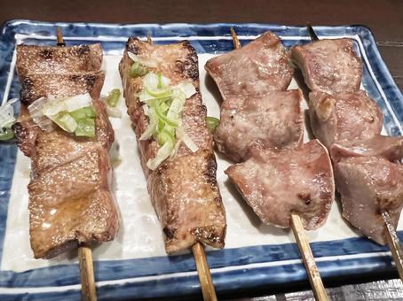 美味しそうな焼きレバーとハラミの串焼き レバー,ハラミ,串の写真素材