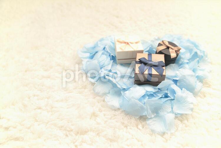 花びらとプレゼント（水色） プレゼント,ホワイトデー,バレンタインデーの写真素材