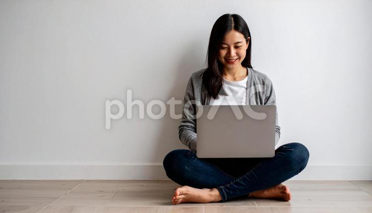 胡坐を組んでパソコンを画面を見る女性 ノートパソコン,胡坐,女性の写真素材