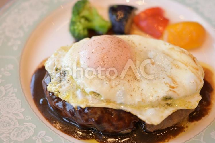 おいしそうな目玉焼きハンバーグ 目玉焼き,ハンバーグ,ランチの写真素材