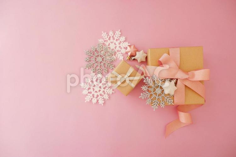 ピンク背景にオーナメントとギフトボックス 冬,クリスマス,ピンクの写真素材