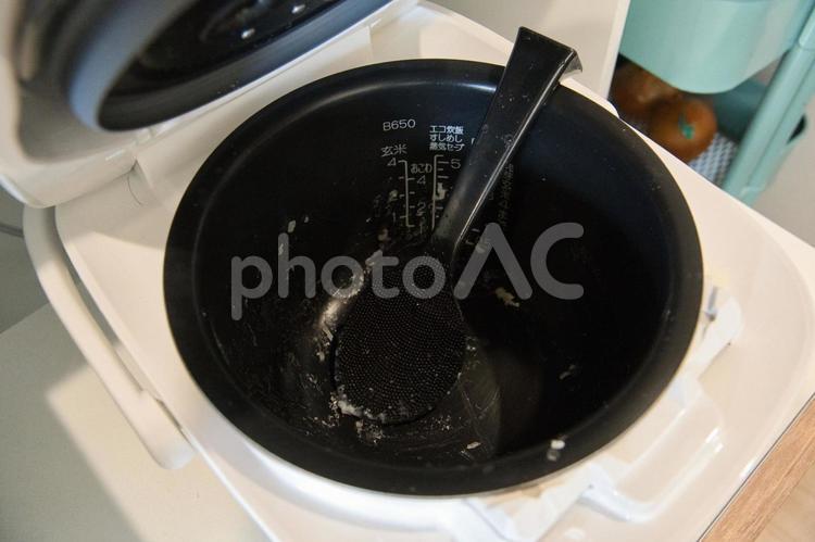 カラの炊飯器　食べるごはんがない 炊飯器,カラ,しゃもじの写真素材