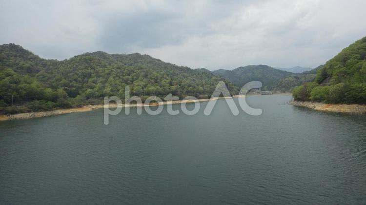 翠明湖の景色 新緑,春,山奥の写真素材