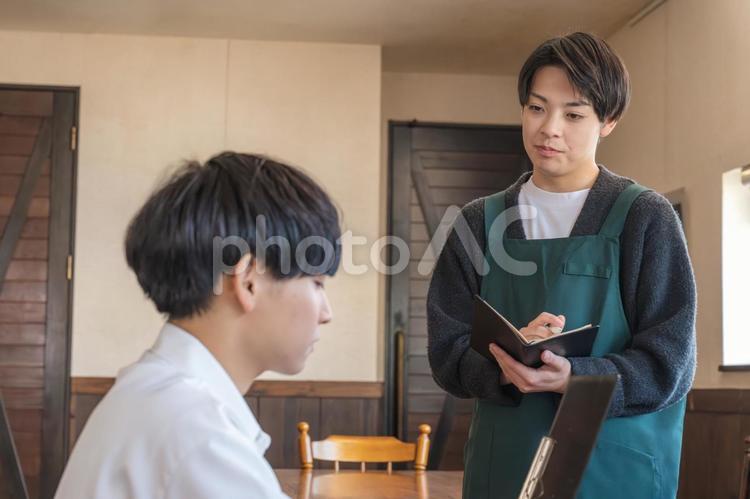 対応するスタッフと顧客 レストラン,カフェ,接客の写真素材