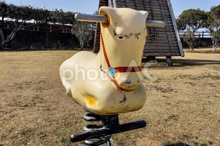 ※＜素材＞公園の馬型のスプリング遊具 スプリング遊具,馬,遊具の写真素材