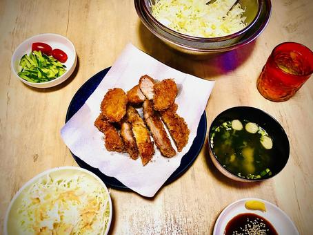 手作りトンカツで晩ごはん 手作りトンカツで晩ごはん トンカツ,手作り,豚の写真素材