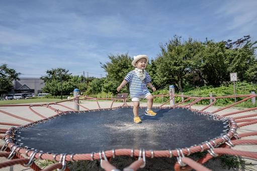 公園の遊具でで遊ぶ子供 公園の遊具でで遊ぶ子供 小学生,勉強,社会勉強の写真素材