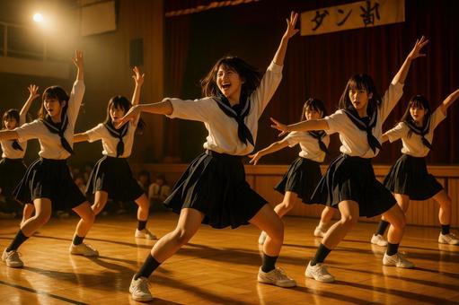 体育館ステージでダンス披露の写真