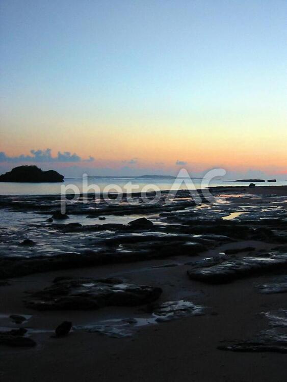 朝焼け　沖縄の海 海,水平線,朝焼けの写真素材