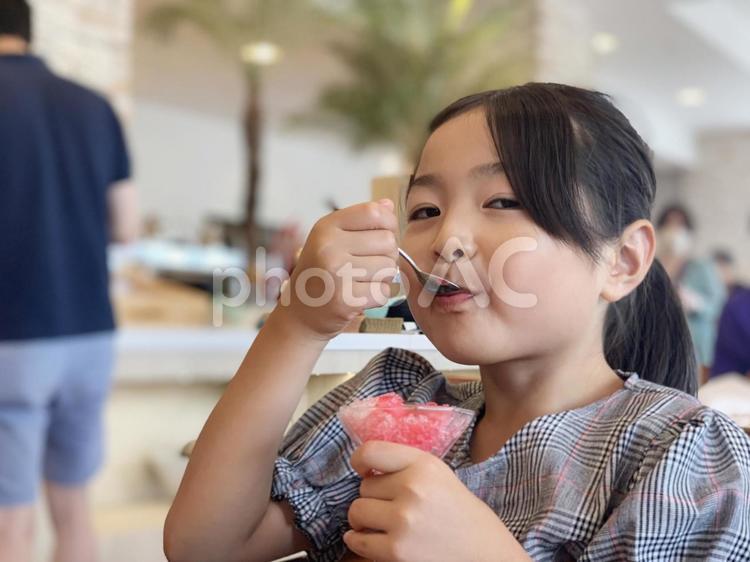 かきごおりを食べる女の子 子供,かきごおり,食べるの写真素材