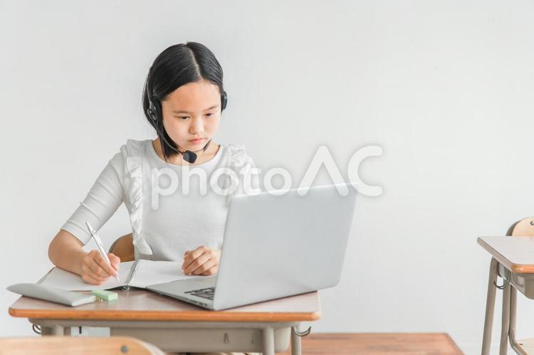 パソコンでオンライン学習をする小学生 オンライン学習,小学生,ict教育の写真素材