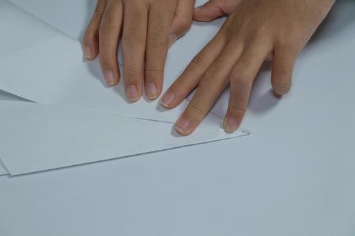 紙を折る手元のアップ 折り紙,手,指の写真素材