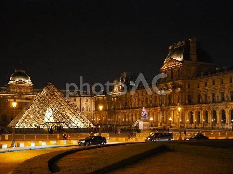 ルーブル美術館の夜景 パリ,街並み,ルーブルの写真素材