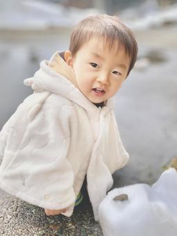 しゃがむ子ども 子ども,男の子,幼児の写真素材