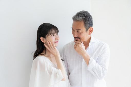 リビングでスキンケアをするミドルの夫婦 リビングでスキンケアをするミドルの夫婦 ビューティー,家族,夫婦の写真素材