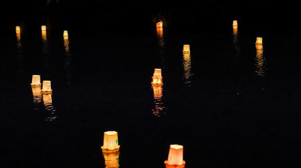 灯ろう流し 灯ろう流し 灯ろう流し,灯籠流し,灯篭流しの写真素材