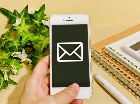 スマホからメールを送信する スマホからメールを送信する スマホ,メール,emailの写真素材