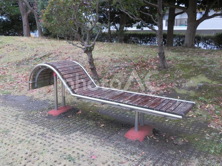 公園の運動具 ベンチ,木製のベンチ,公園の写真素材