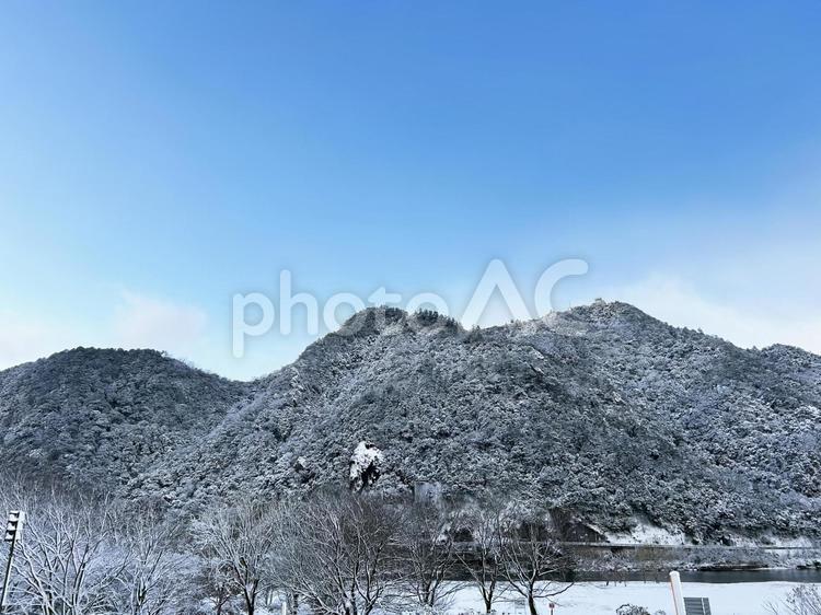 雪が被った山の木々と青空 雪,雪景色,冬景色の写真素材