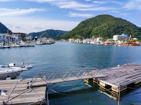 稲生沢川沿いの下田港と寝姿山の眺め 稲生沢川沿いの下田港と寝姿山の眺めの写真