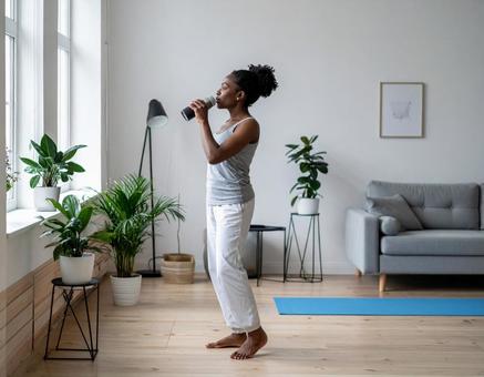 水を飲む女性の写真