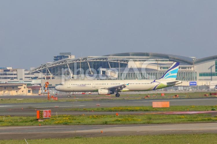 飛び立つ午後の風 飛行機,航空機,旅客機の写真素材