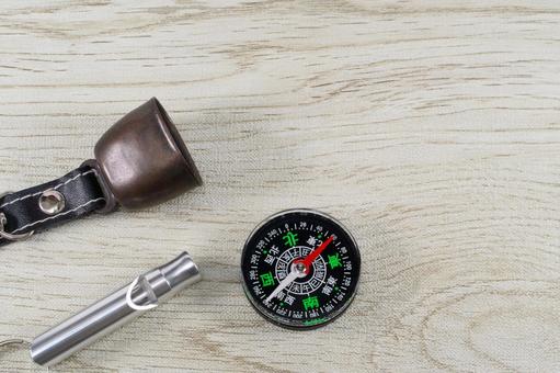 熊鈴 笛 コンパスで登山グッズのイメージ 熊鈴 笛 コンパスで登山グッズのイメージ 登山,遭難,ハイキングの写真素材