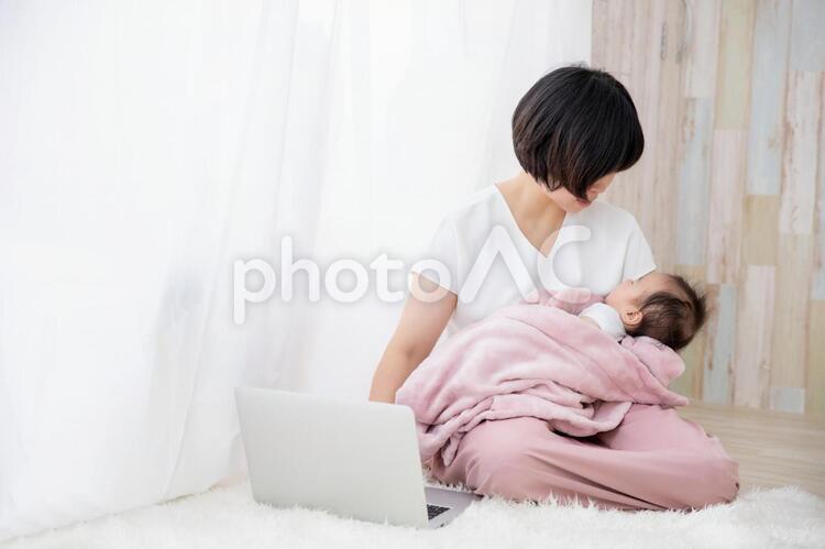 リモートワークと赤ちゃん 横抱き,リモートワーク,テレワークの写真素材