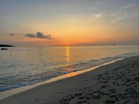 海に落ちる太陽 夕日,夕焼け,海の写真素材
