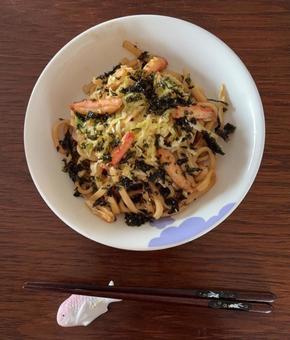焼きうどんにカニ剝き身とジャバンのり 焼きうどんにカニ剝き身とジャバンのりの写真
