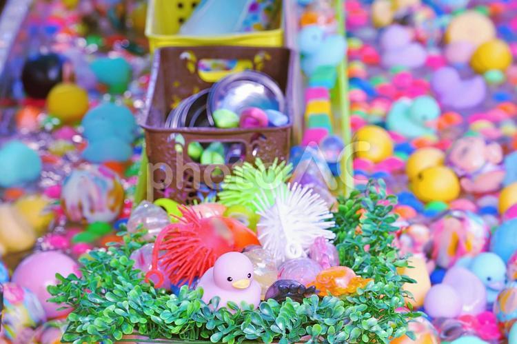 夏祭り、縁日、水に浮かぶおもちゃすくい お祭り,夏祭り,祭りの写真素材