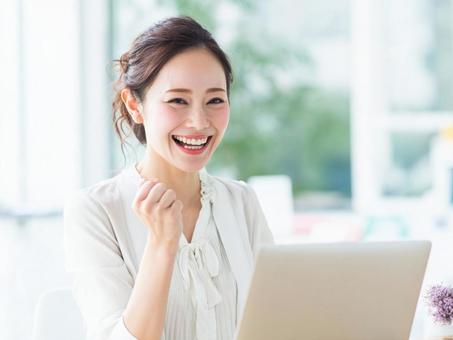 ガッツポーズの女性 ガッツポーズの女性の写真