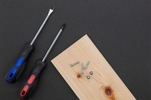 ドライバーと木材、ネジ　黒背景 diy,ドライバー,ねじの写真素材