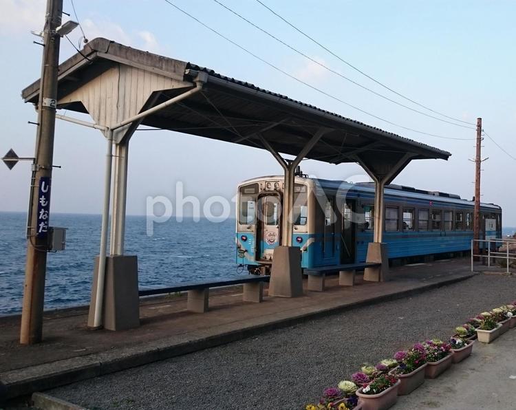 海と調和する下灘駅 下灘駅,愛媛観光,鉄道風景の写真素材