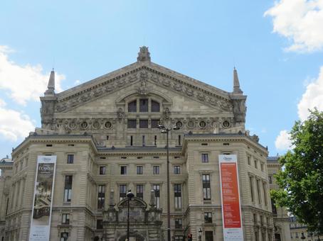フランス、パリのオペラ座と青空 ガルニエ宮,首都,オペラ座の写真素材