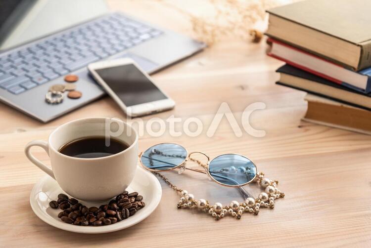 コーヒーと木目のテーブル コーヒー,ドリンク,休憩の写真素材