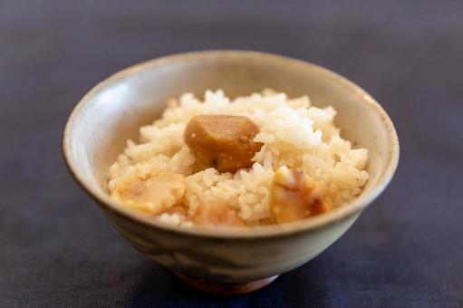 お茶碗によそった炊きたての栗ご飯 栗ご飯,炊きたて,ご飯の写真素材