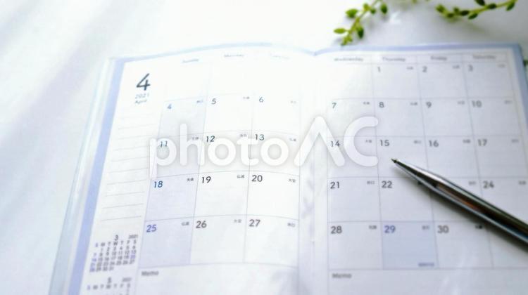 2021年4月の手帳カレンダーとペン、明るい光（２） 2021年,2021,カレンダーの写真素材