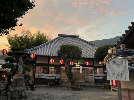お寺で盆踊り大会 お寺で盆踊り大会の写真